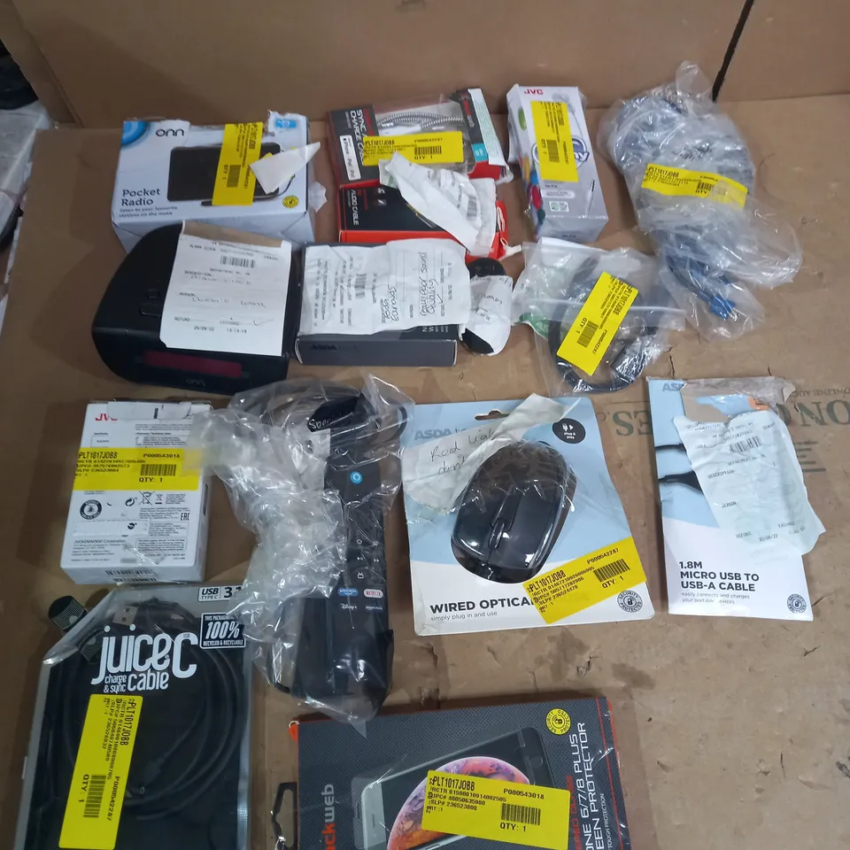 LOT OF APPROX 15 ASSORTED TECH ITEMS TO INCLUDE RADIOS, CHARGING CABLES, EARPHONES ETC