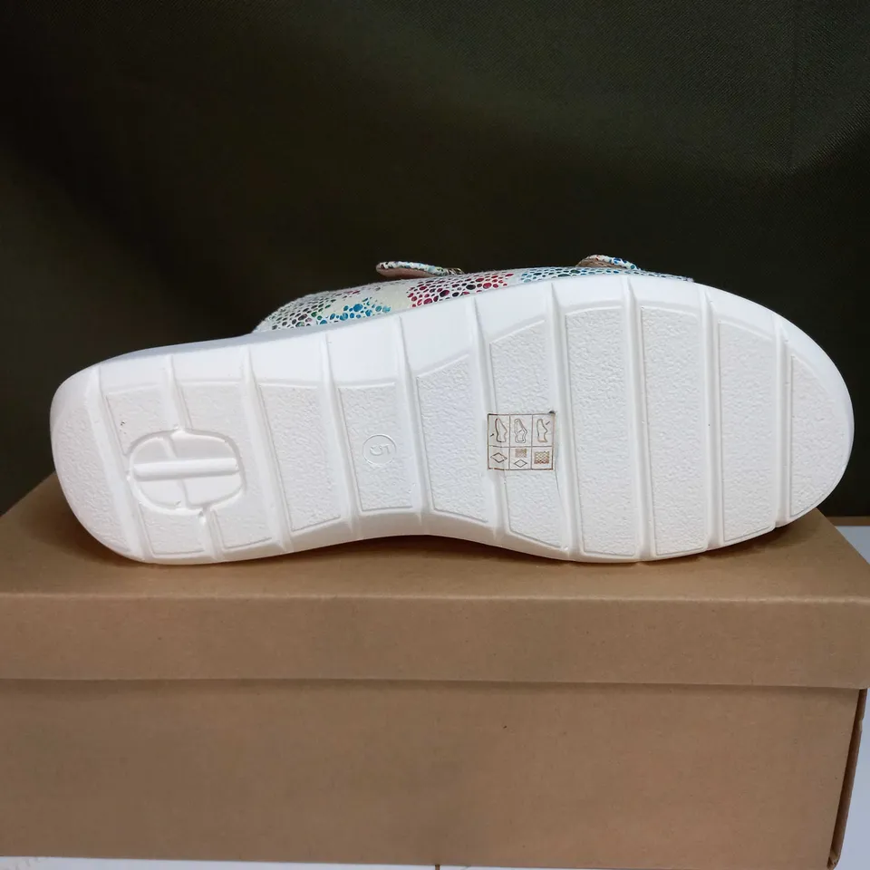 BOXED PAIR OF CUSHION WALK STRAPPY SANDALS - SIZE 5