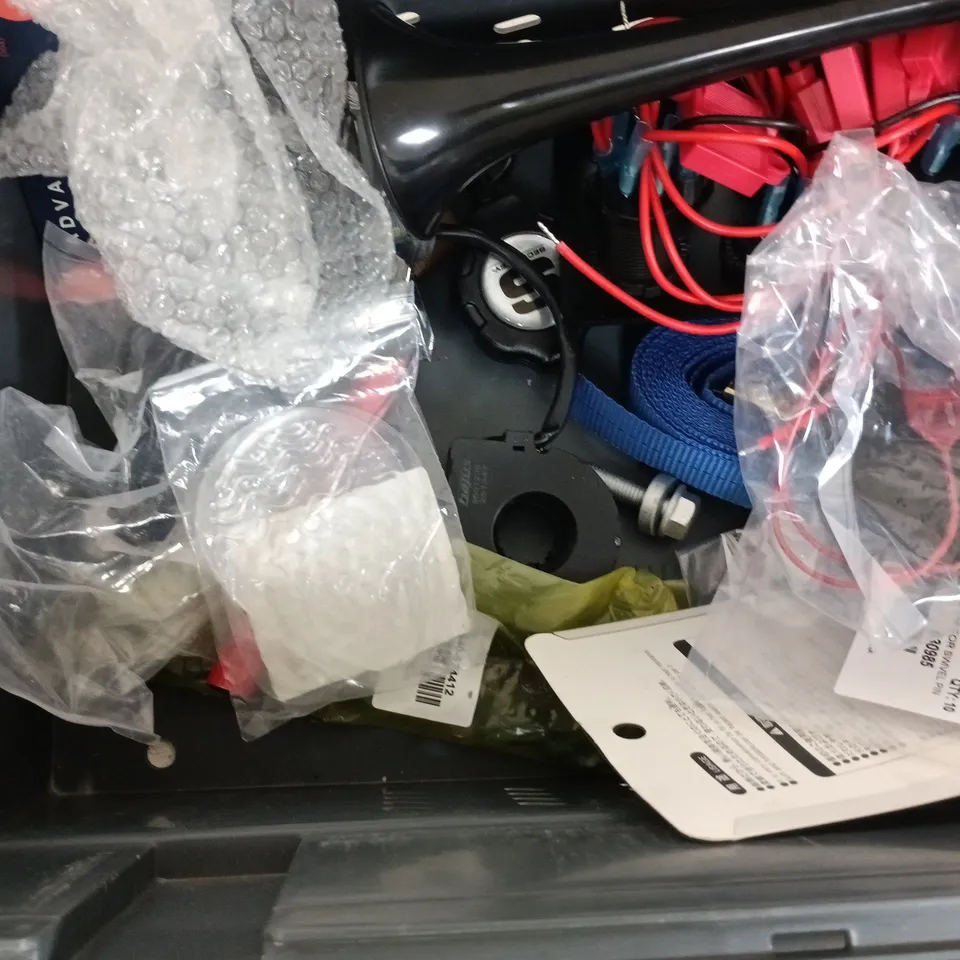 BOX OF ASSORTED CAR ITEMS TO INCLUDE TOOLS - RATCHET STRAP -