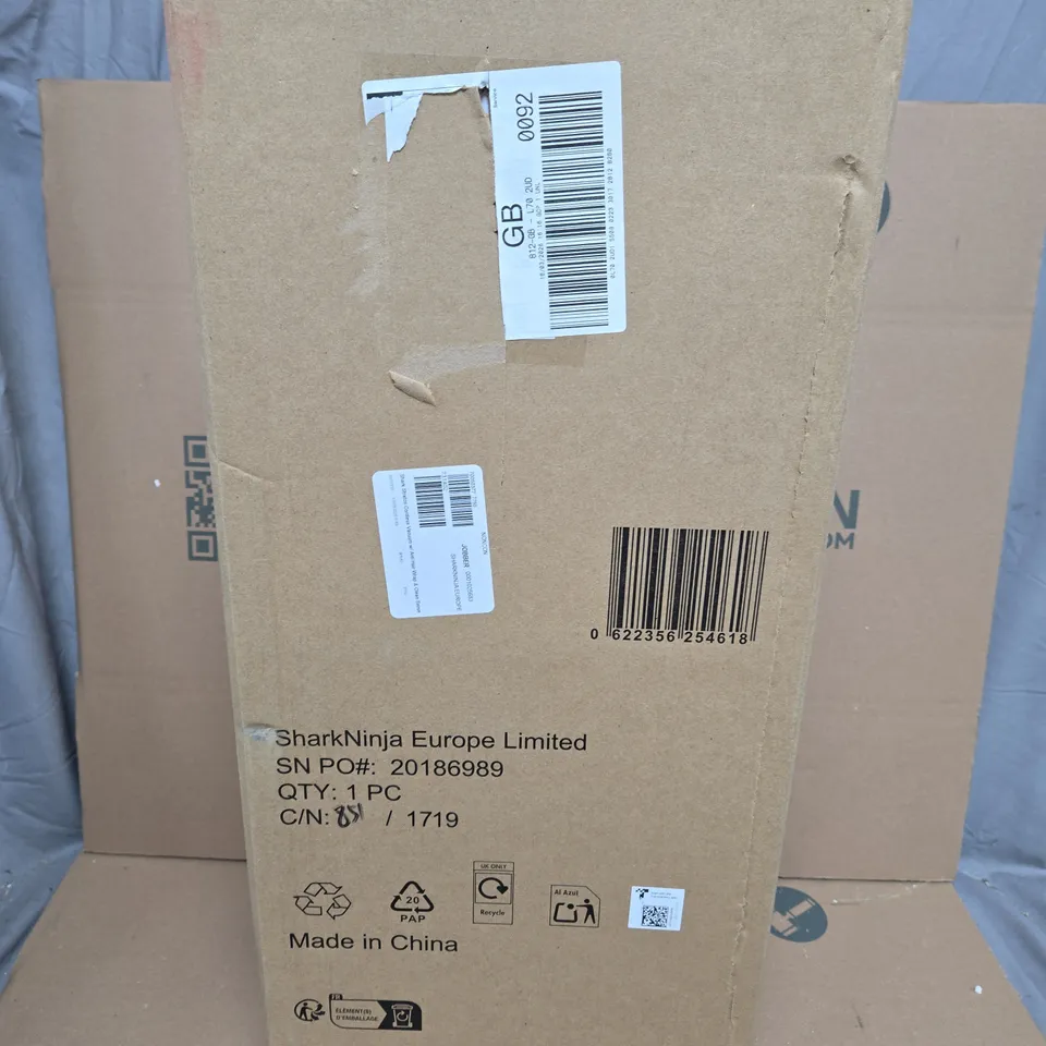 SHARK STRATOS CORDLESS VACUUM W/ ANTI HAIR WRAP & CLEAN SENSE IQ IZ400UKT