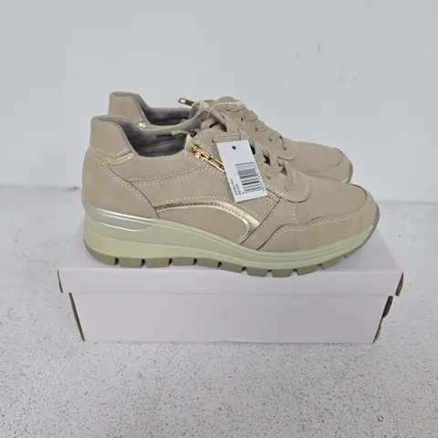 BOXED PAIR OF SHOES BY EMMA DAWLISH TRAINERS IN BEIGE - UK 6