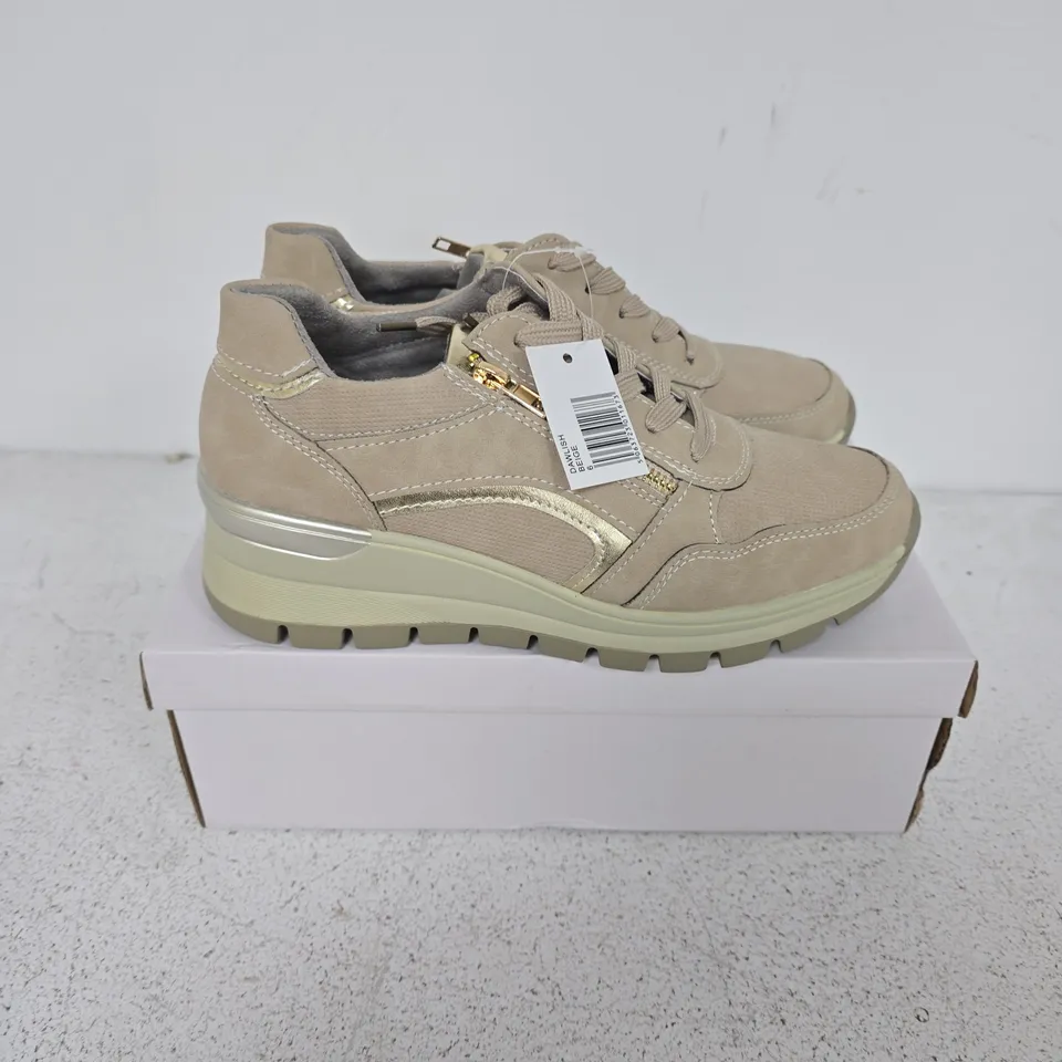 BOXED PAIR OF SHOES BY EMMA DAWLISH TRAINERS IN BEIGE - UK 6