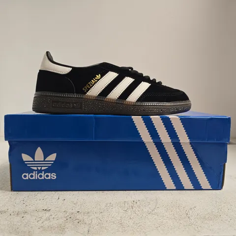 BOXED PAIR OF ADIDAS HANDBALL SPEZIAL TRAINERS IN BLACK/WHITE SIZE UK 4.5