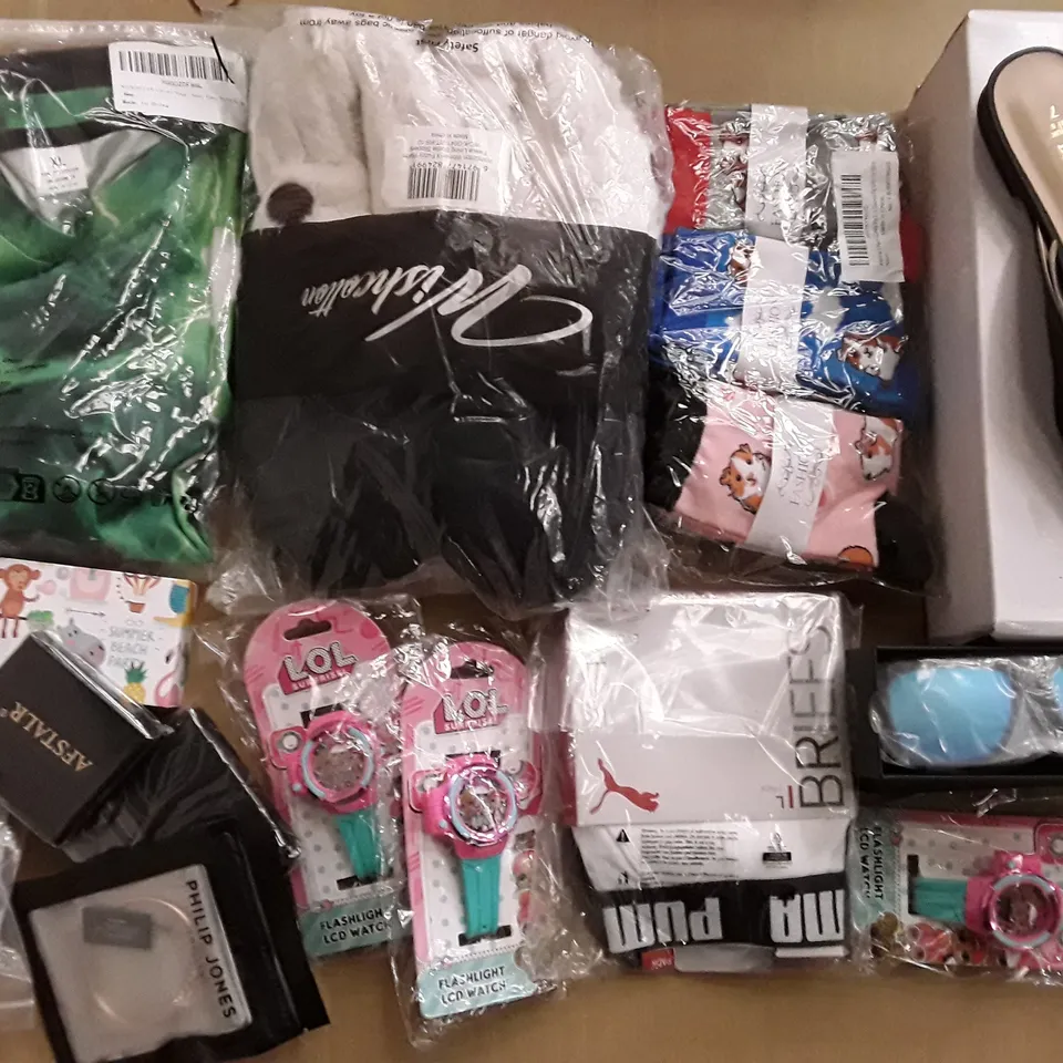 LARGE QUANTITY OF ASSORTED ITEMS TO INCLUDE DREAM PAIRS SIZE 7 UK WOMENS SHOES, MENS PUMA UNDERWEAR AND CHILDREN SOCKS ECT