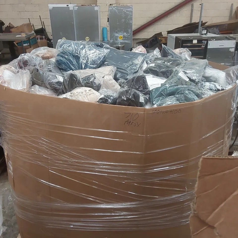 PALLET CONTAINING APPROXIMATELY 650X BRAND NEW ASSORTED DESIGNER CLOTHING ITEMS INCLUDING: JD WILLIAMS BATHING SUIT, TOPS, DRESSES ECT