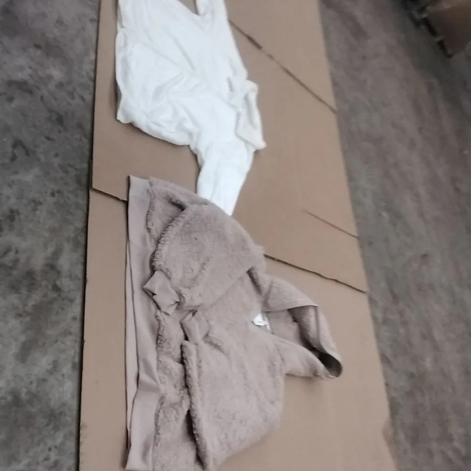 PALLET TO CONTAIN APPROXIMATELY 142 BRAND NEW DESIGNER CLOTHING ITEMS TO INCLUDE; SNUGGLE TOP CREAM, SNUGGLE TOP MUSHROOM