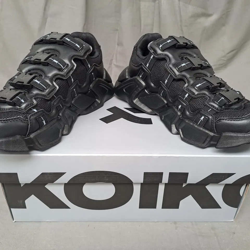 BOXED PAIR OF KOI THE BEAST MEN'S BLACK WIRE TRAINERS IN BLACK UK SIZE 7