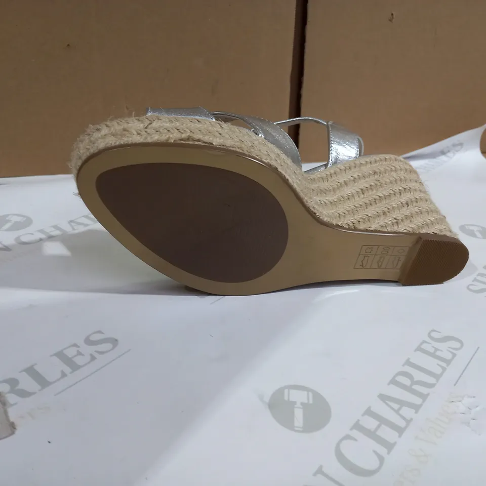 RUTH LANGSFORD SILVER SANDALS SIZE 5