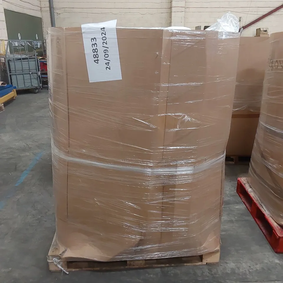 PALLET TO CONTAIN A LARGE ASSORTMENT OF PILLOWS AND CUSHIONS // BRANDS MAY VARY