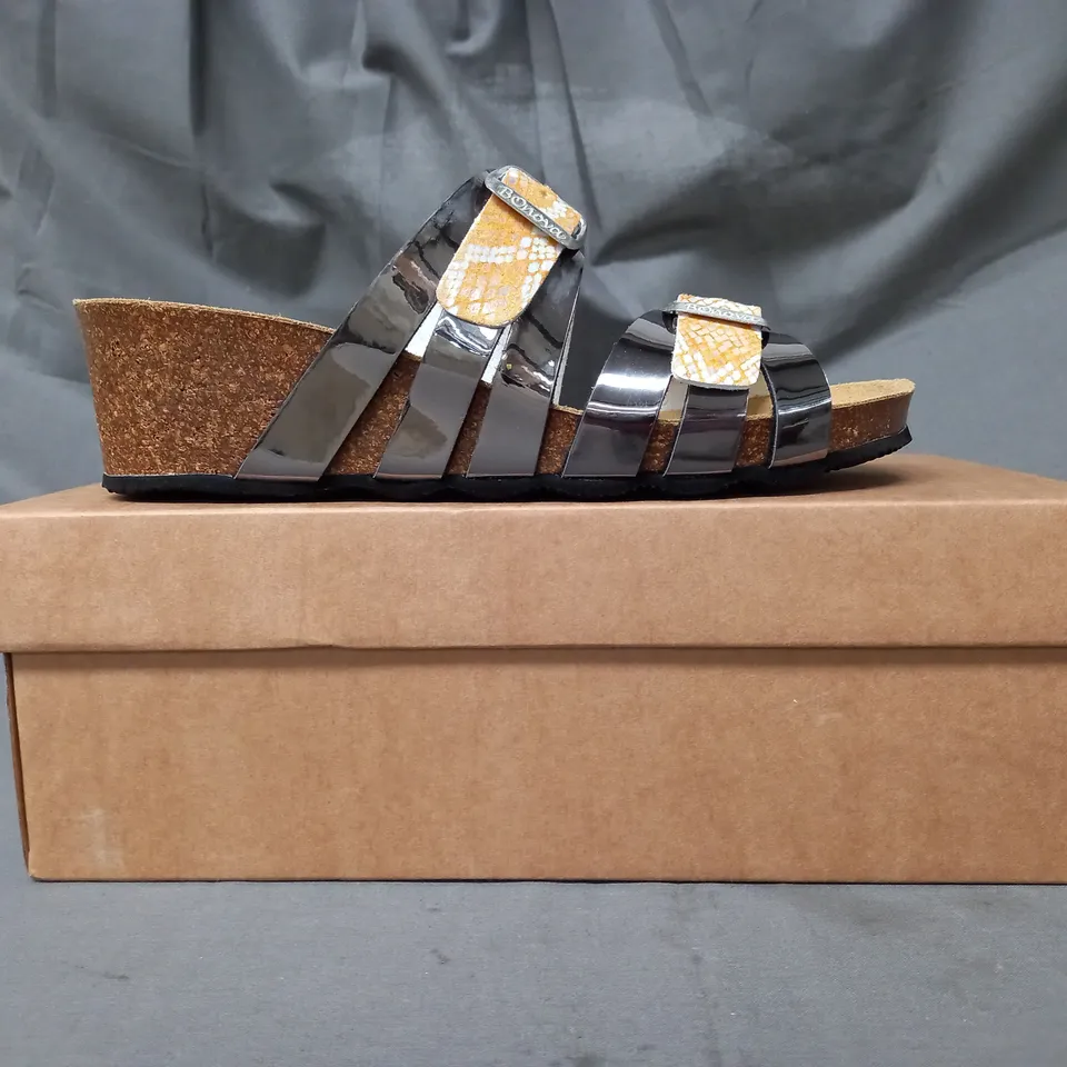 BOXED PAIR OF BONOVA OPEN TOE WEDGE SANDALS IN ORANGE/WHITE W. PRISMATIC EFFECT SIZE 7