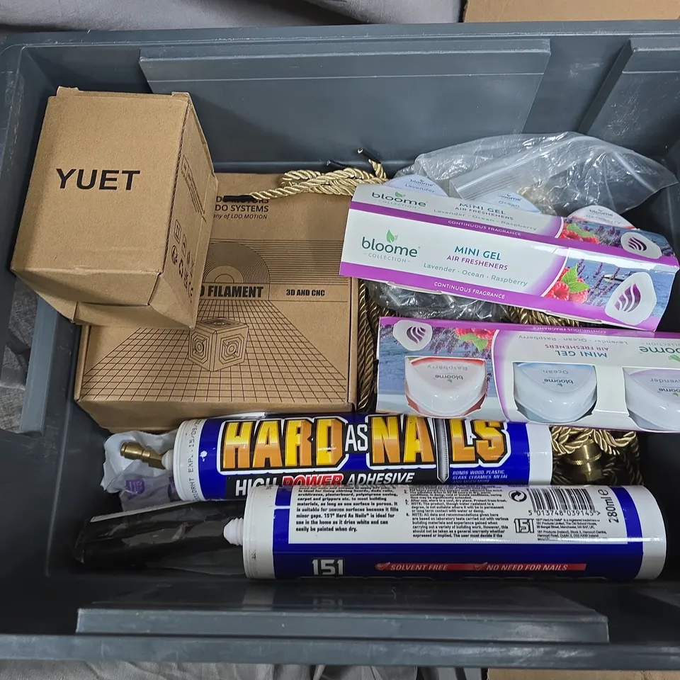 APPROXIMATELY 15 ASSORTED HOUSEHOLD PRODUCTS TO INCLUDE FREEZER BLOCK, STARBUCKS TRAVEL CUP, MILK FROTHER ETC 