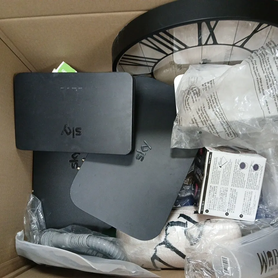 BOX OF APPROXIMATELY 12 ASSORTED ITEMS TO INCLUDE - OHS HOT WATER BOTTLE, WHITECAPEL CLOCK, AND SOAP DISPENSER ETC. 