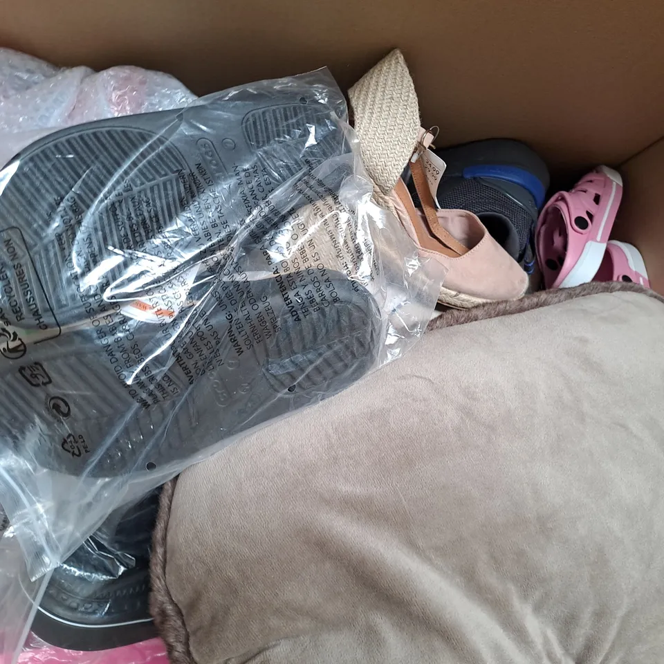 BOX OF APPROXIMATELY 15 ASSORTED PAIRS OF SHOES AND FOOTWEAR ITEMS IN VARIOUS STYLES AND SIZES TO INCLUDE ARCHIES, LILLEY, ETC