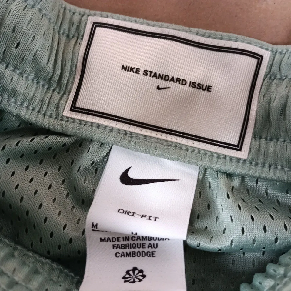 NIKE STANDARD ISSUE MID THIGH LENGTH SHORTS IN GREEN - MEDIUM