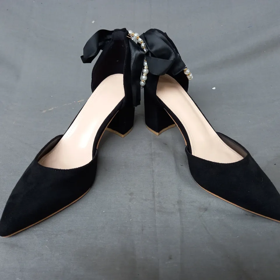 BOXED PAIR OF DESIGNER POINTED TOE BLOCK HEEL SHOES IN BLACK W. PEARL EFFECT STRAP EU SIZE 40