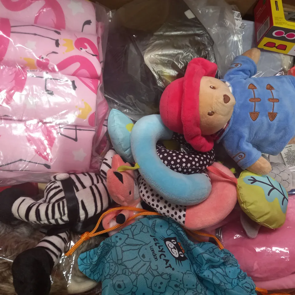 BOX OF APPROXIMATELY 20 ASSORTED TOYS AND GAMES TO INCLUDE RACING CARS, BABY RATTLE, SILVER COLOUR WIG, ETC