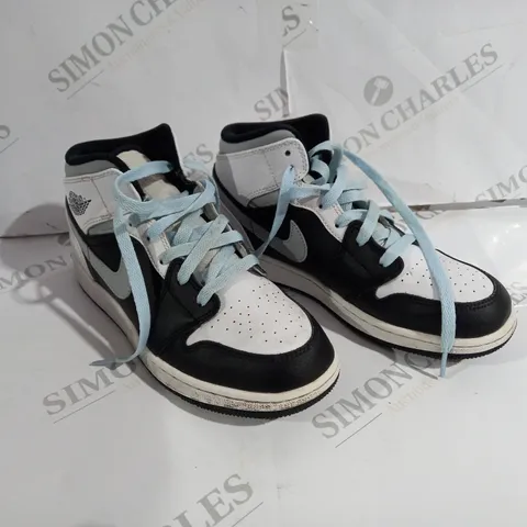 PAIR OF NIKE AIR JORDAN SHOES SIZE 4