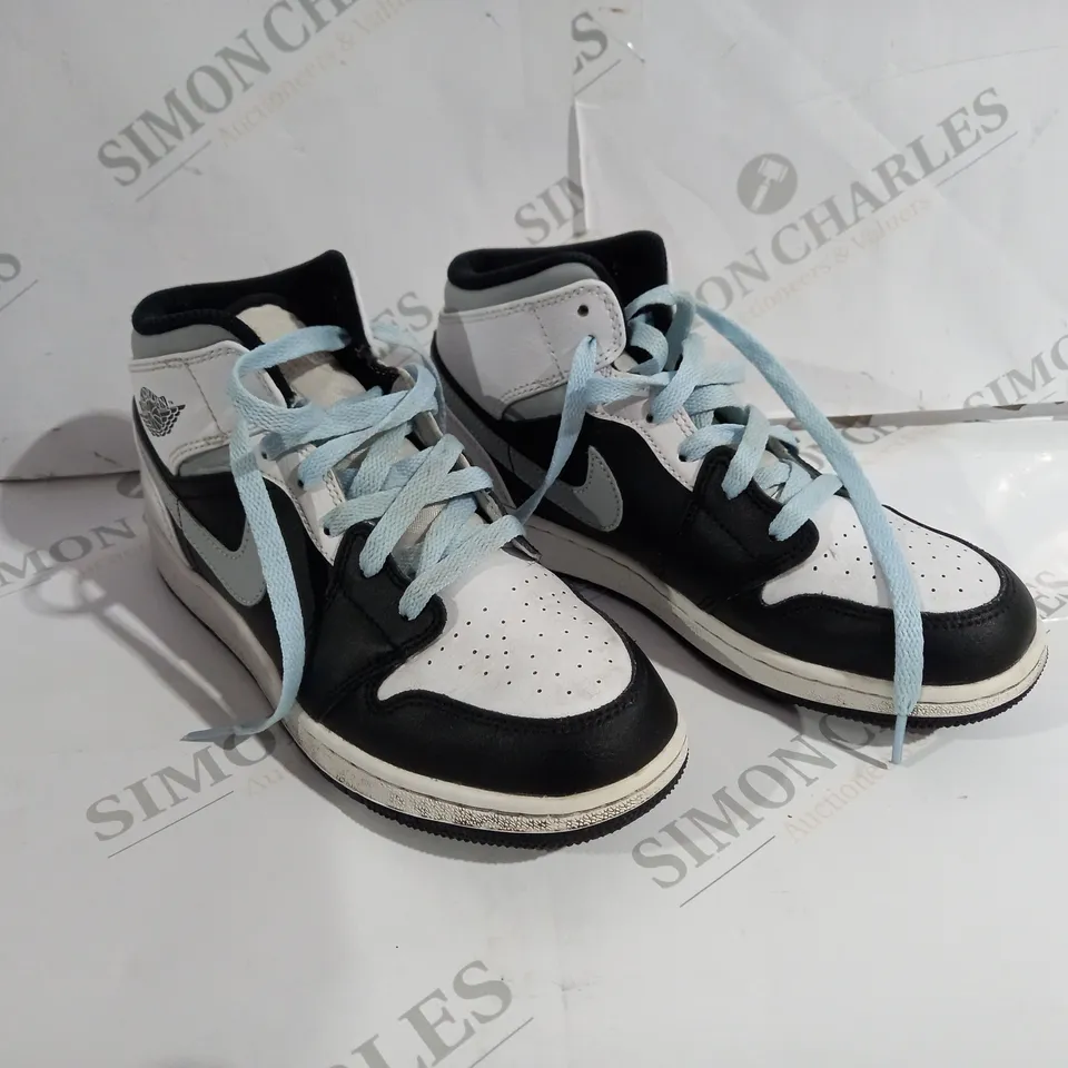 PAIR OF NIKE AIR JORDAN SHOES SIZE 4 