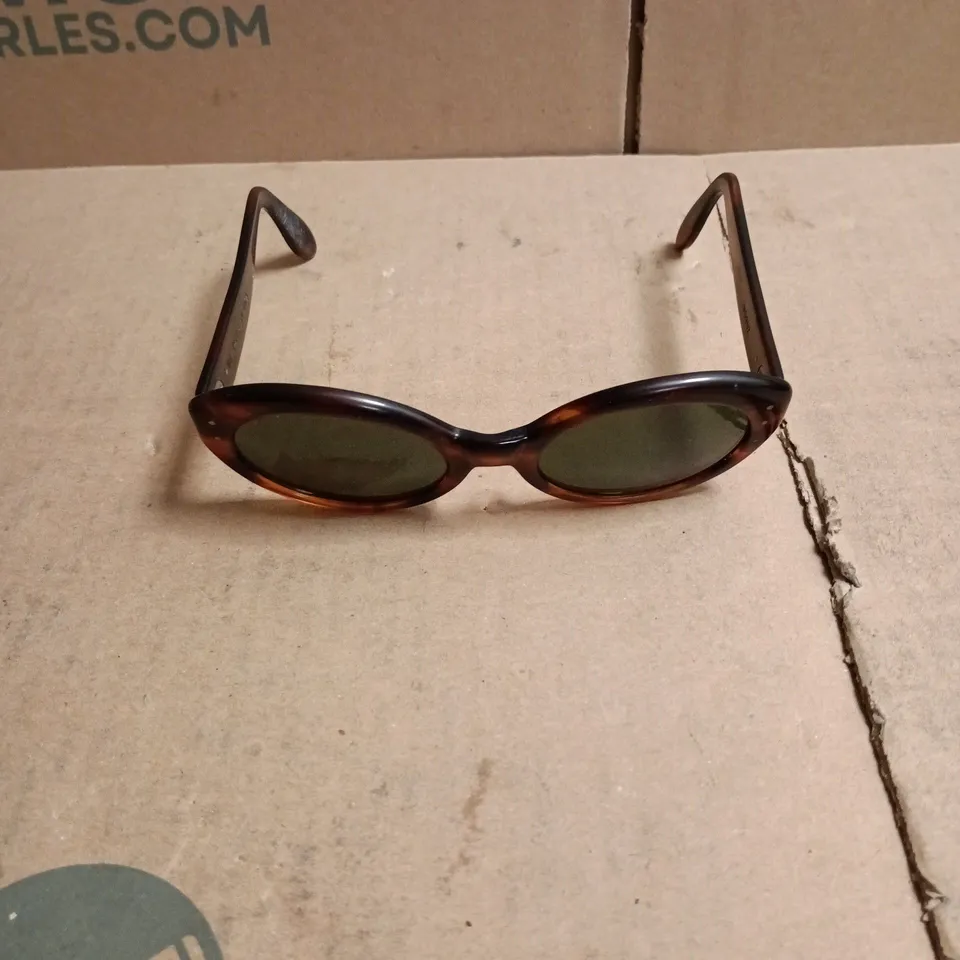 RAY BAN SUNGLASSES IN CASE