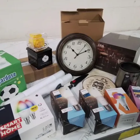 BOX OF APPROXIMATELY 10 VARIOUS HOUSEHOLD ITEMS TO INCLUDE: VARIOUS LIGHT BULBS, REAL EFFECT ROSE, CLOCK, MR LAZY MUG, COCKTAIL GLASSES ETC.