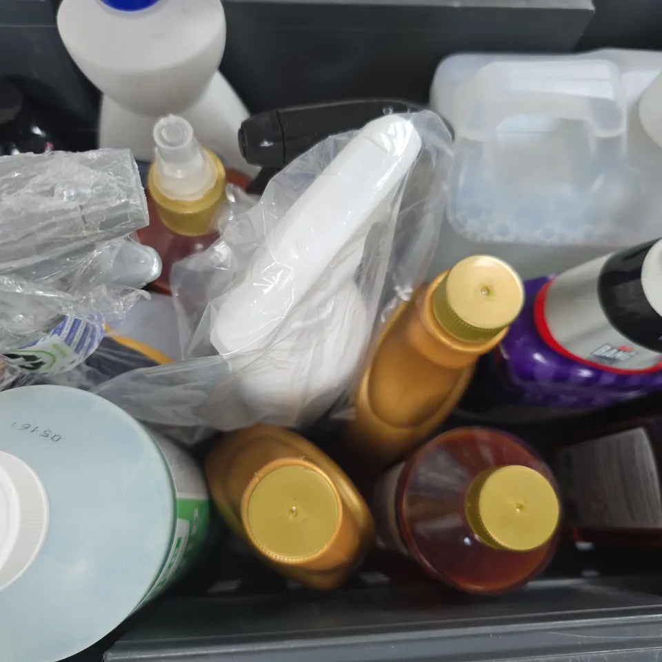 APPROXIMATELY 10 ASSORTED HOUSEHOLD ITEMS TO INCLUDE WASHABLE PAINT, MULTI-PURPOSE CLEANER, ETC - COLLECTION ONLY