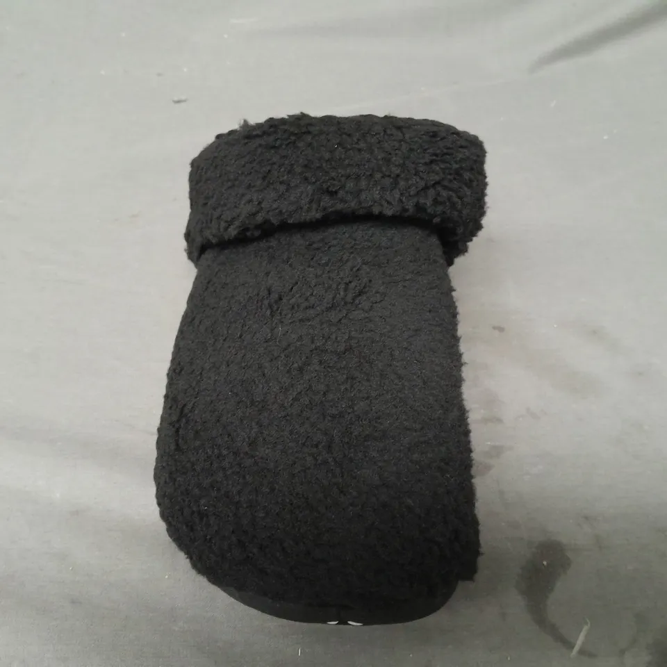 PAIR OF CROCS CLASSIC COZZZY SLIPPERS IN BLACK UK SIZE M7/W8