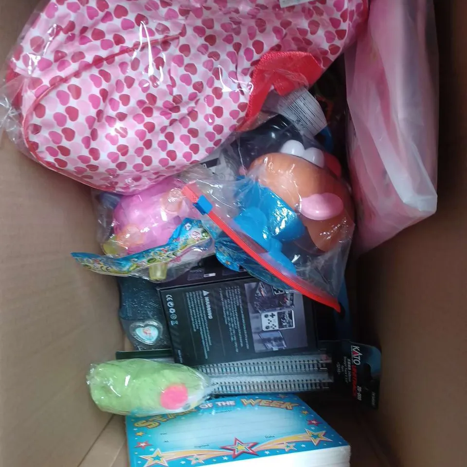 BOX OF APPROX 15 ASSORTED TOYS AND GAMES TO INCLUDE - DOODLE N DESIGN BATH TIME PETS - SQUISHMALLOW BELLA HALLOWEEN TREAT PAIL - LEGO LOTUS FLOWERS - ETC