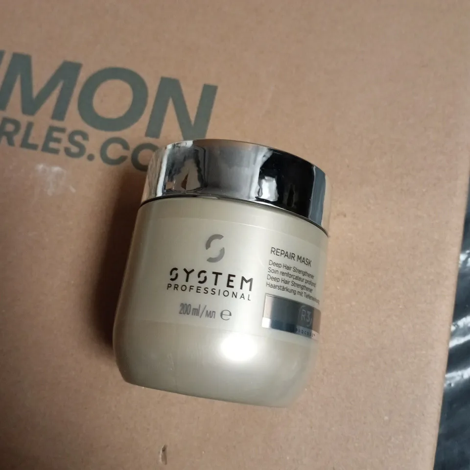 BOX OF APPROXIMATELY 8 WELLA SYSTEM COSMETIC ITEMS INCLUDING CURL DEFINER AND REPAIR MASK 