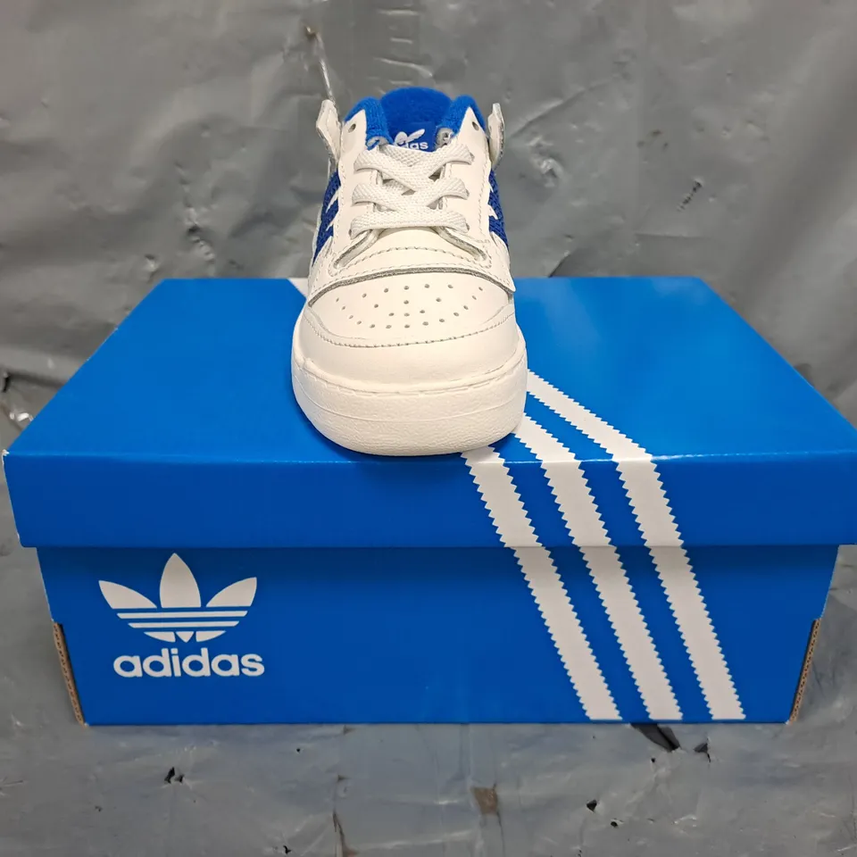 BOXED PAIR OF ADIDAS FORUM LOW INFANT SHOES IN WHITE/BLUE SIZE UK 8