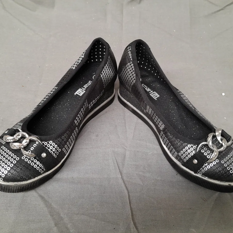 BOX OF APPROXIMATELY 15 PAIRS OF SMARTFIT SLIP-ON LOW WEDGE SHOES IN BLACK/METALLIC SILVER - VARIOUS SIZES