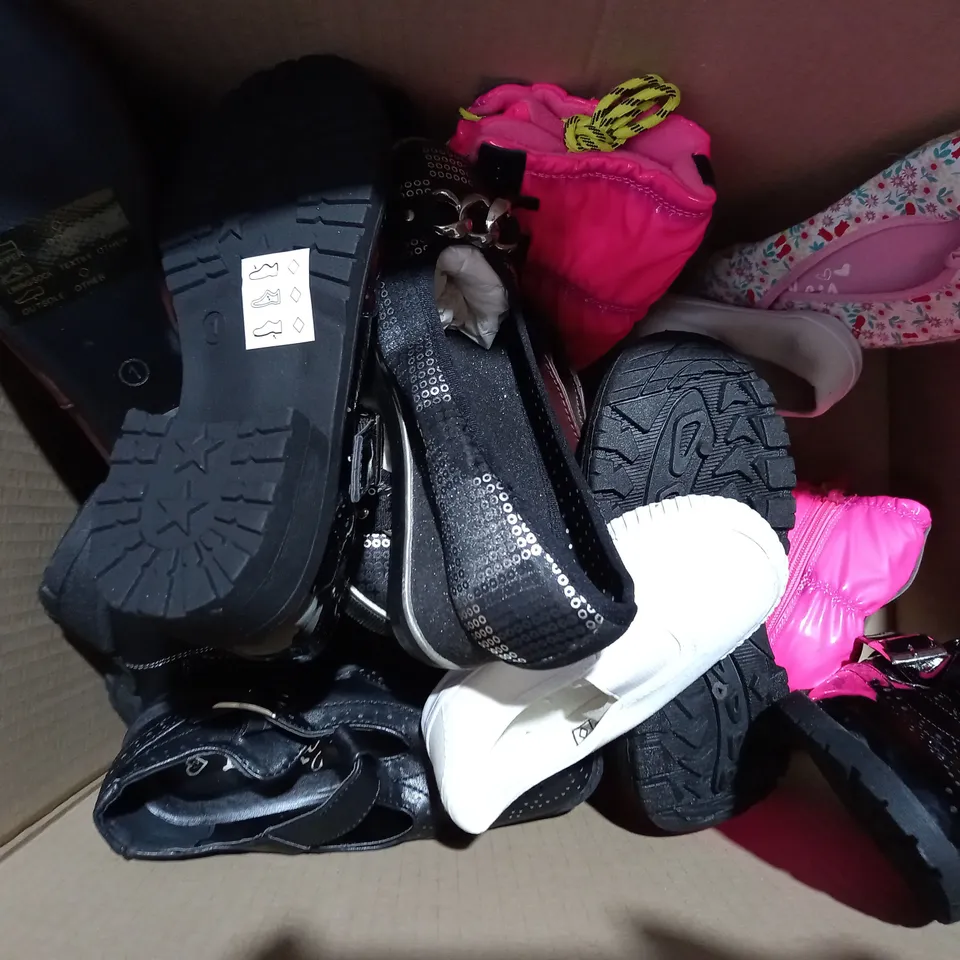 APPROXIMATELY 10 PAIRS OF ASSORTED KIDS SHOES IN VARIOUS STYLES AND SIZES 