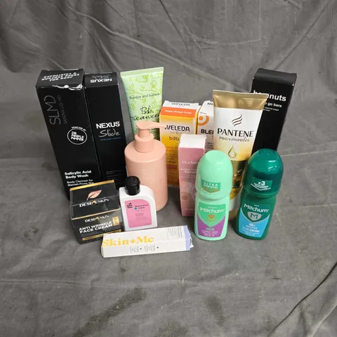 APPROXIMATELY 20 ASSORTED HEALTH & BEAUTY PRODUCTS TO INCLUDE - MITCHUM DEODORANT - SKIN+ME LIGHT MOISTURISER - BARE NUTS HAIR REMOVAL CREAM FOR MEN - ETC