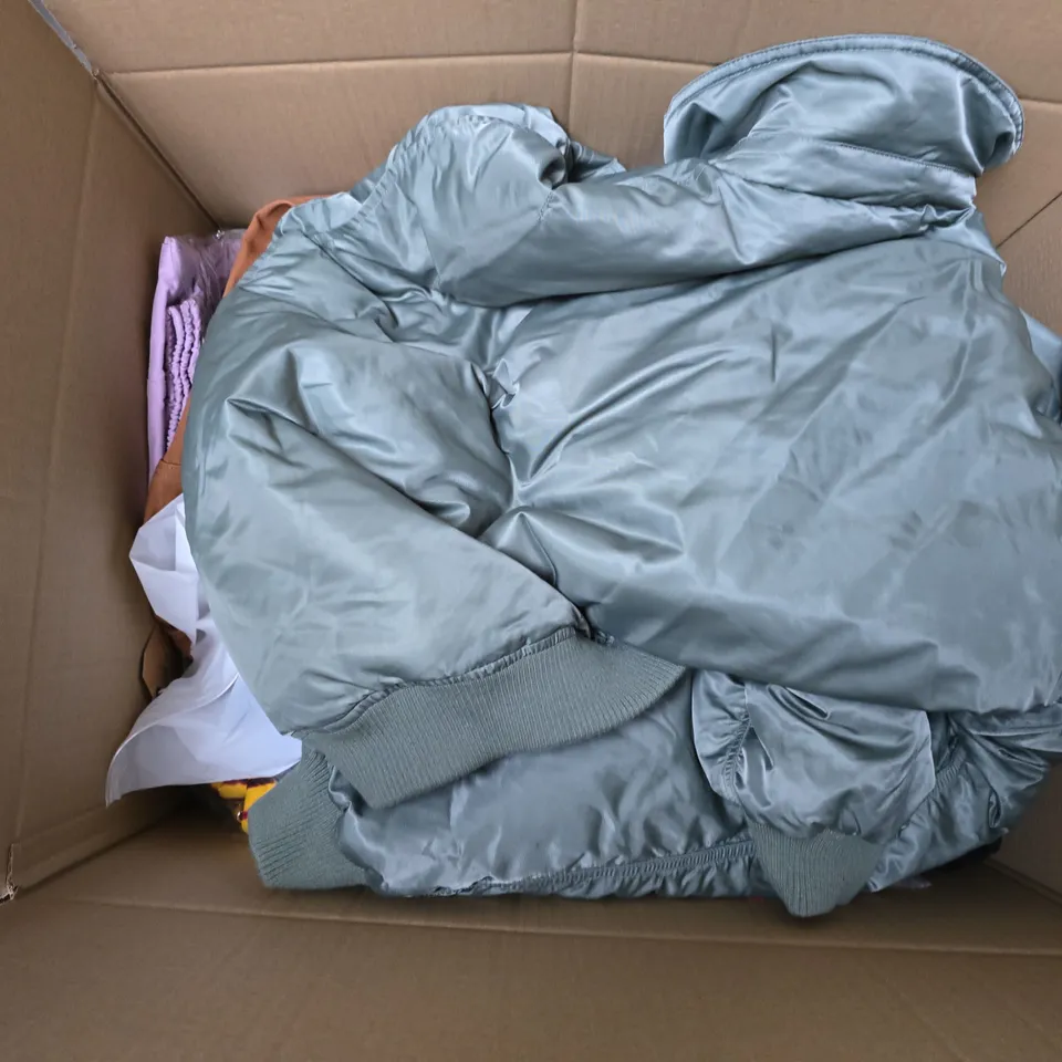 APPROXIMATELY 25 ASSORTED CLOTHING ITEMS IN VARIOUS SIZES, STYLES & COLOURS TO INCLUDE COATS, JEANS, T-SHIRTS, ETC - COLLECTION ONLY