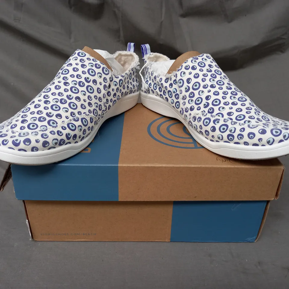 BOXED PAIR OF VIONIC BEACH MALIBU SHOES IN MARSHMALLOW SIZE 6.5