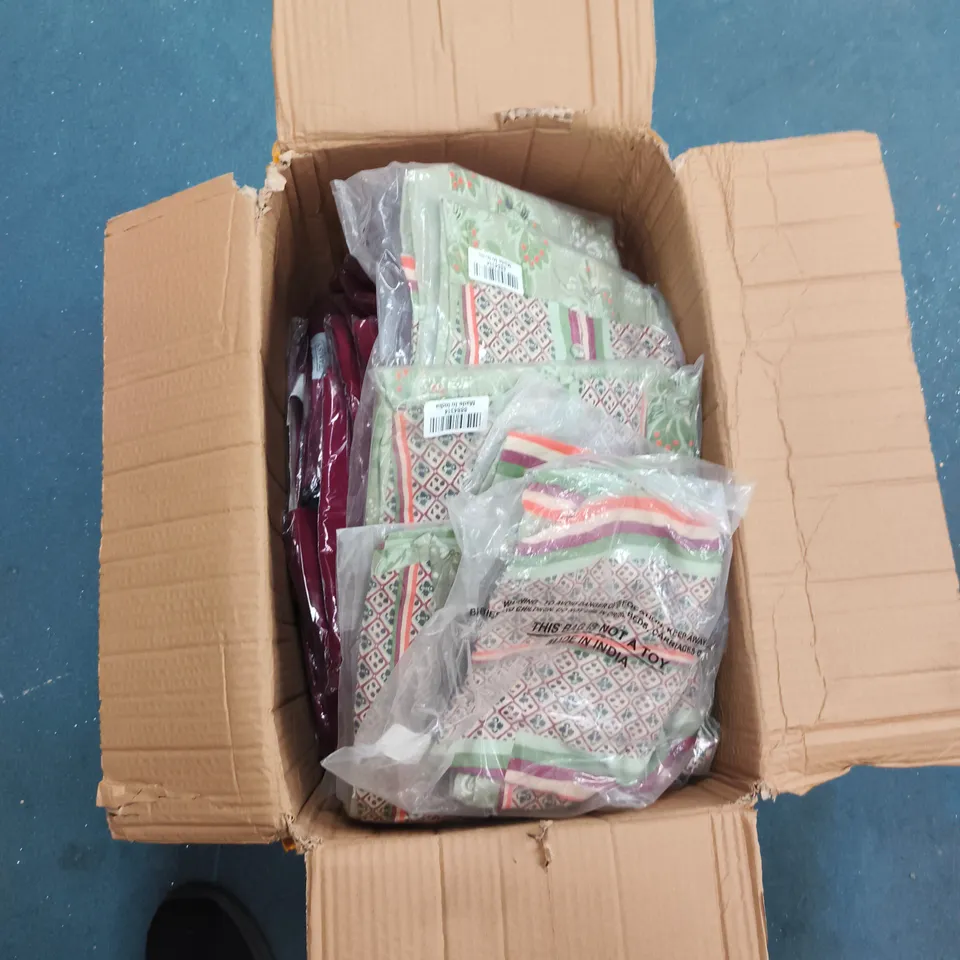 BOX OF APPROXIMATELY 30 ASSORTED CLOTHING ITEMS TO INCLUDE: TAMSY BLOUSE