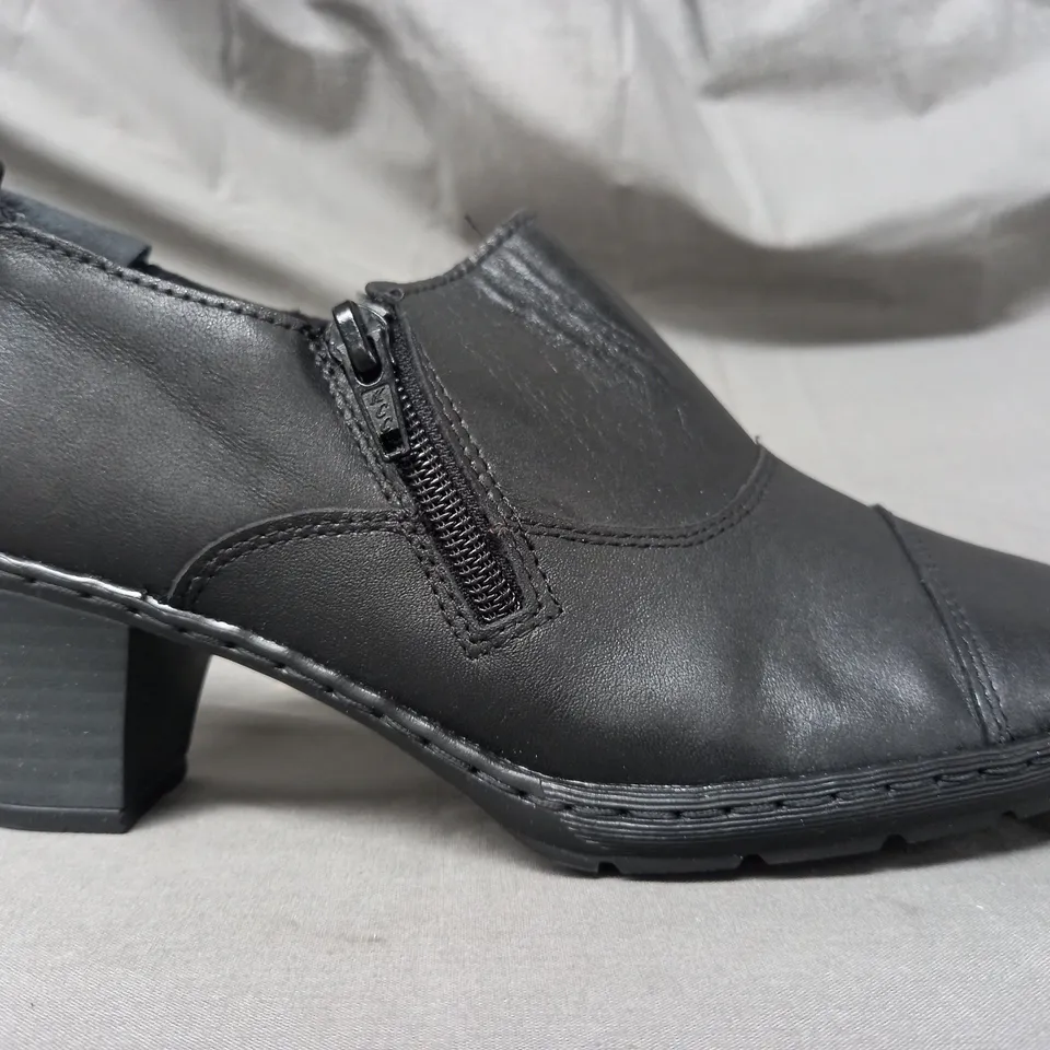 BOXED PAIR OF RIEKER SHOE BOOTS IN BLACK SIZE 6.5