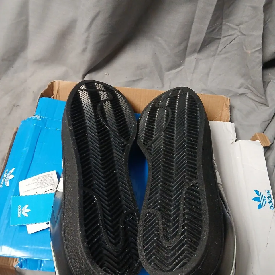 UK 9 ADIDAS SUPERSTAR TRAINERS – BLACK/WHITE