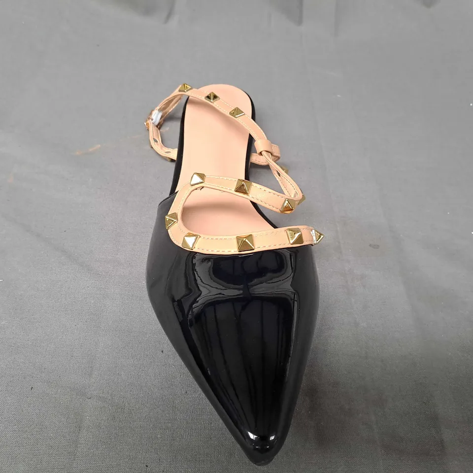 BOXED PAIR OF DESIGNER POINTED TOE FLAT STRAPPY SHOES IN GLOSSY BLACK W. GOLD EFFECT STUDS EU SIZE 43