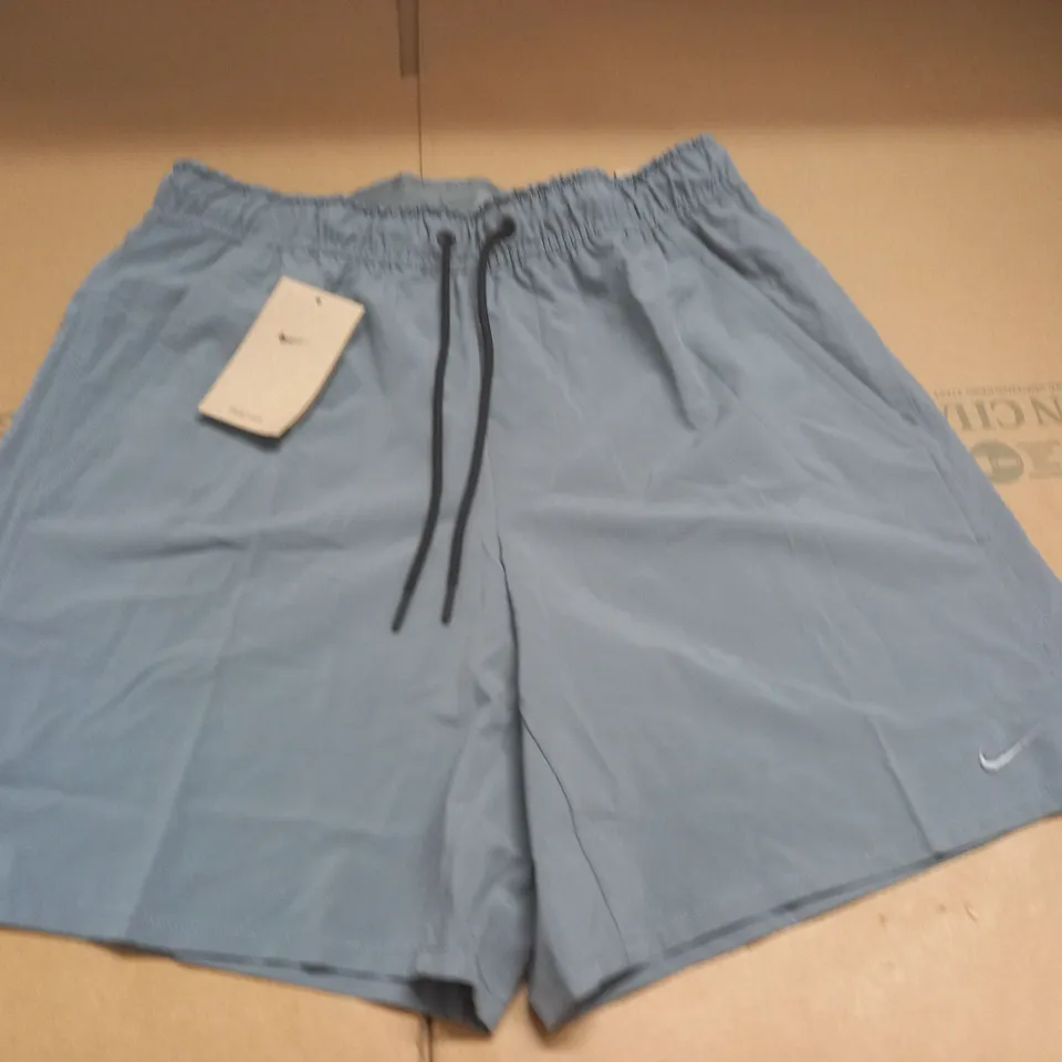NIKE GREY 7" SHORTS - M