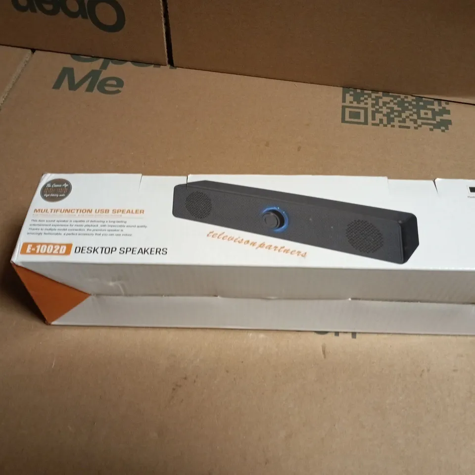 BOX OF APPROXIMATELY 12 ASSORTED ELECTRICAL ITEMS INCLUDING SOLAR CEILING LAMP , DESK TOP SPEAKER AND HAIR STYLING COMB 