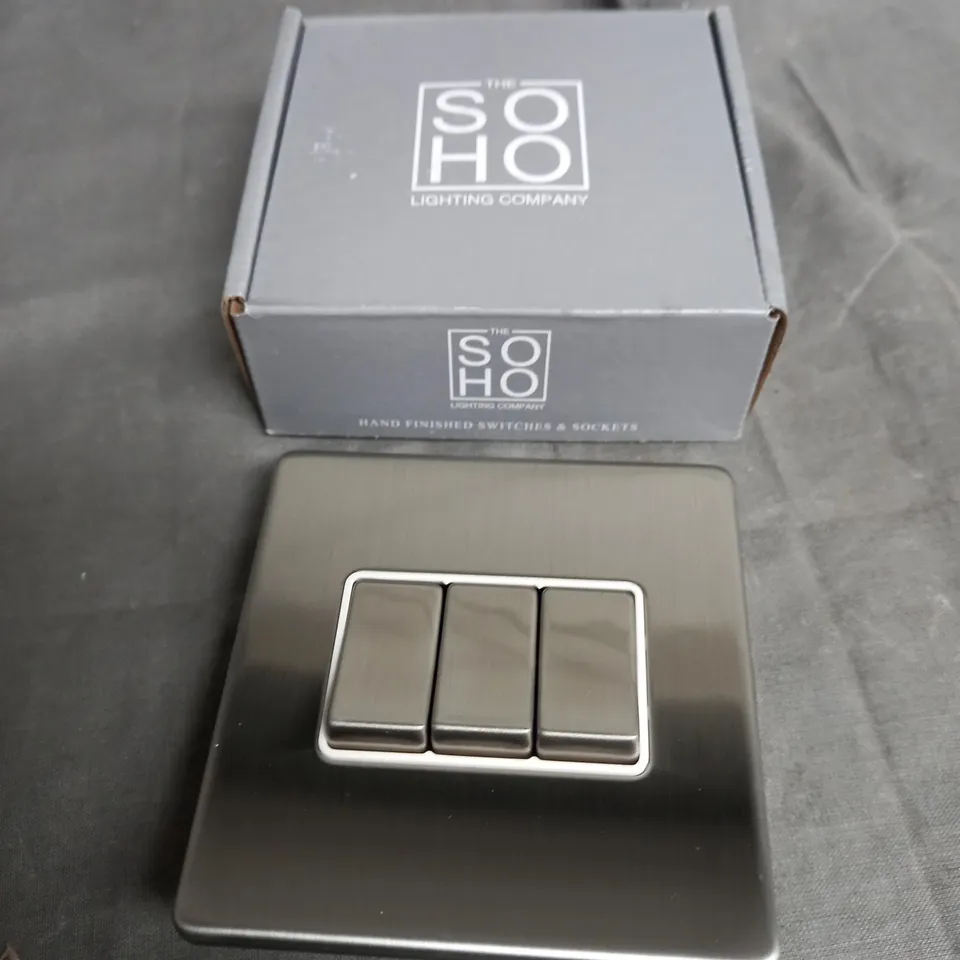 BOXED SOHO LIGHTING BRUSHED CHROME 3 GANG 2 WAY 10A LIGHT SWITCH WHT INS SCREWLESS