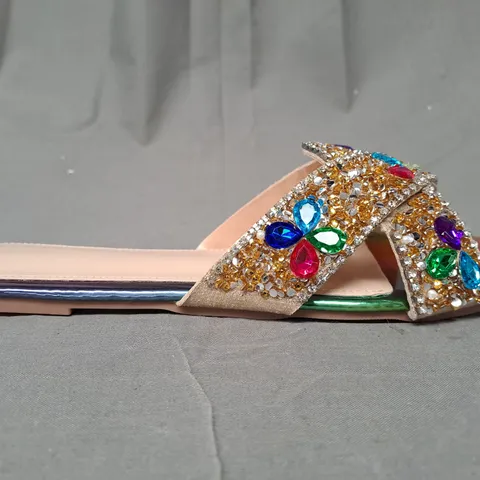 BOXED PAIR OF DESIGNER OPEN TOE FLAT SANDALS IN METALLIC MULTICOLOUR W. JEWEL EFFECT EU SIZE 40