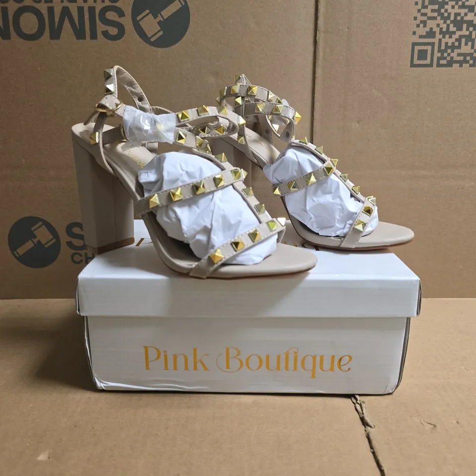 BOXED PAIR OF PINK BOUTIQUE OPEN TOE BLOCK HEEL SANDALS IN NUDE W. GOLD TONE STUDS SIZE UK 4