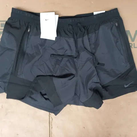NIKE SHORTS IN BLACK SIZE LARGE