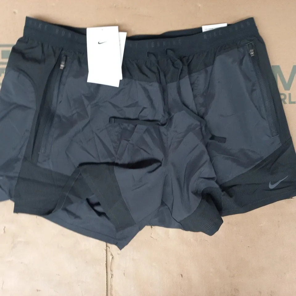 NIKE SHORTS IN BLACK SIZE LARGE