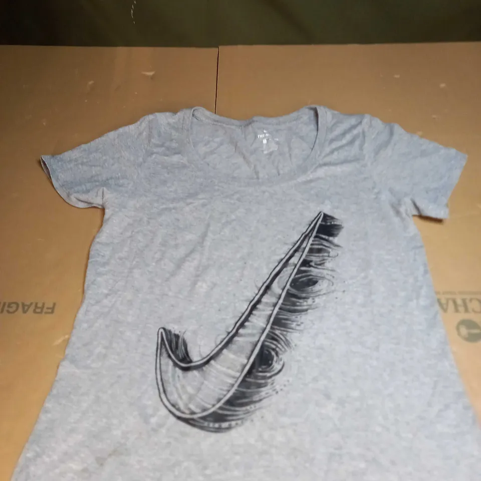 STANDARD NIKE LOGO T-SHIRT SIZE M