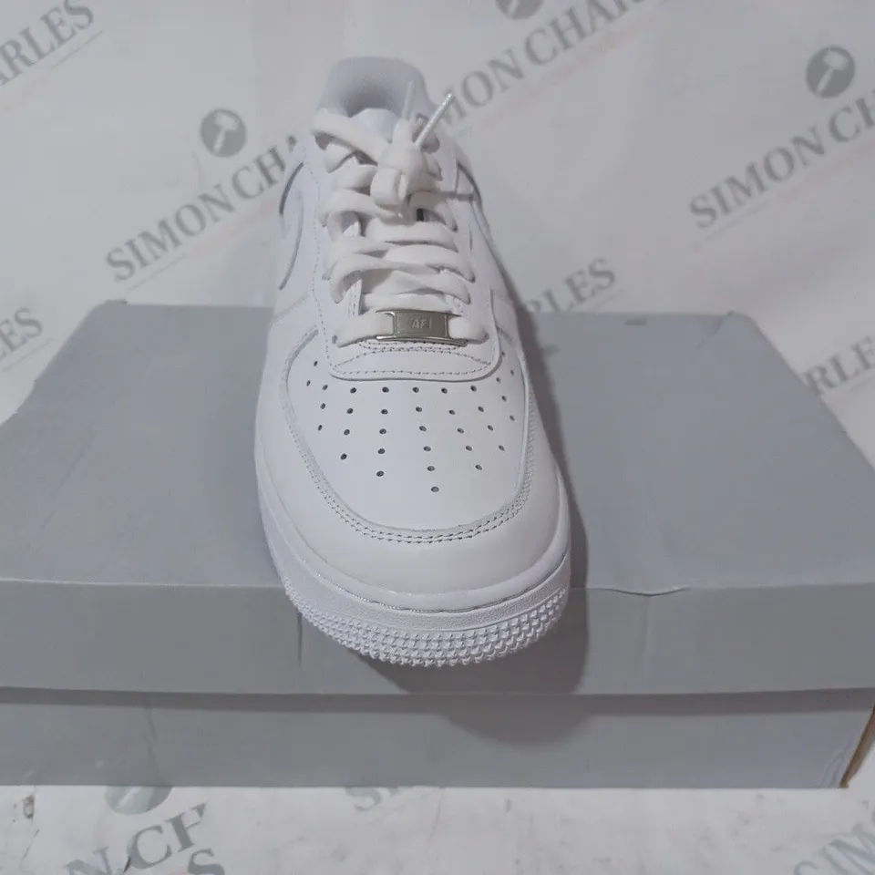 BOXED PAIR OF NIKE WOMANS AIR FORCE 1 '07 SHOES IN WHITE UK SIZE 7.5