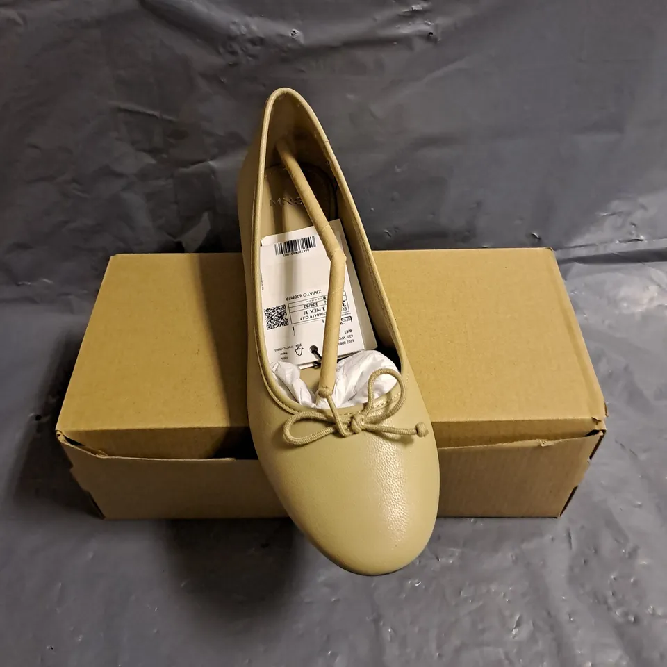BOXED PAIR OF MNG BOW DETAIL KITTEN HEELS IN BEIGE SIZE UK 3