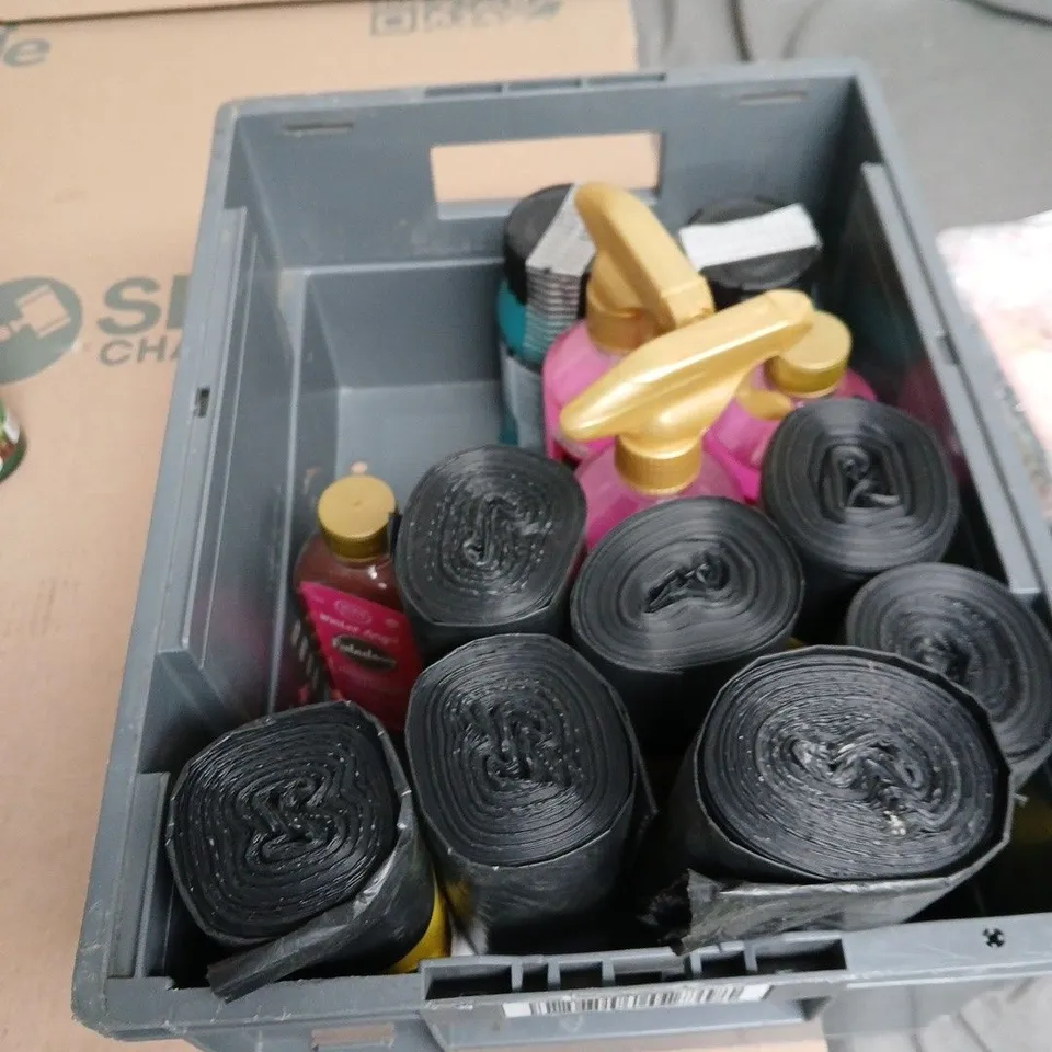 APPROX 5 ASSORTED CLEANING PRODUCTS AND ACCESSORIES TO INCLUDE - HEAVY DUTY BIN BAGS FABULOSA AND CARNIVOROUS PLANT FOOD
