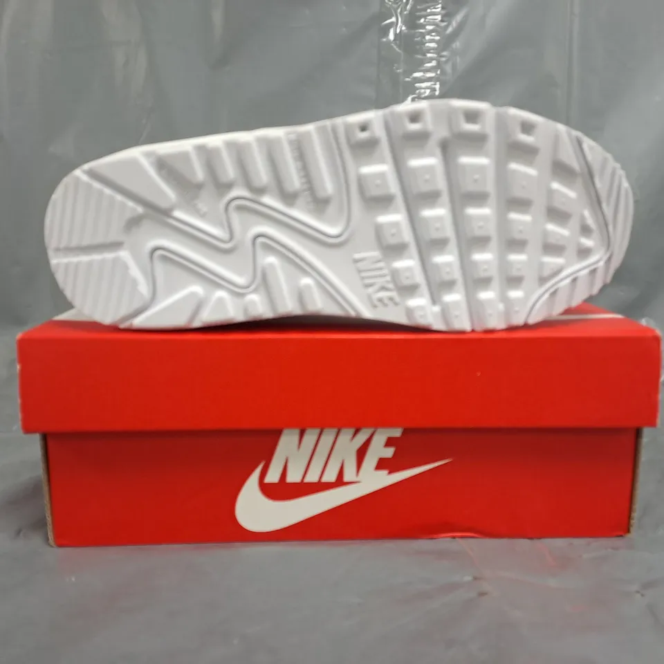 BOXED PAIR OF NIKE AIR SHOES IN WHITE SIZE UK 4.5